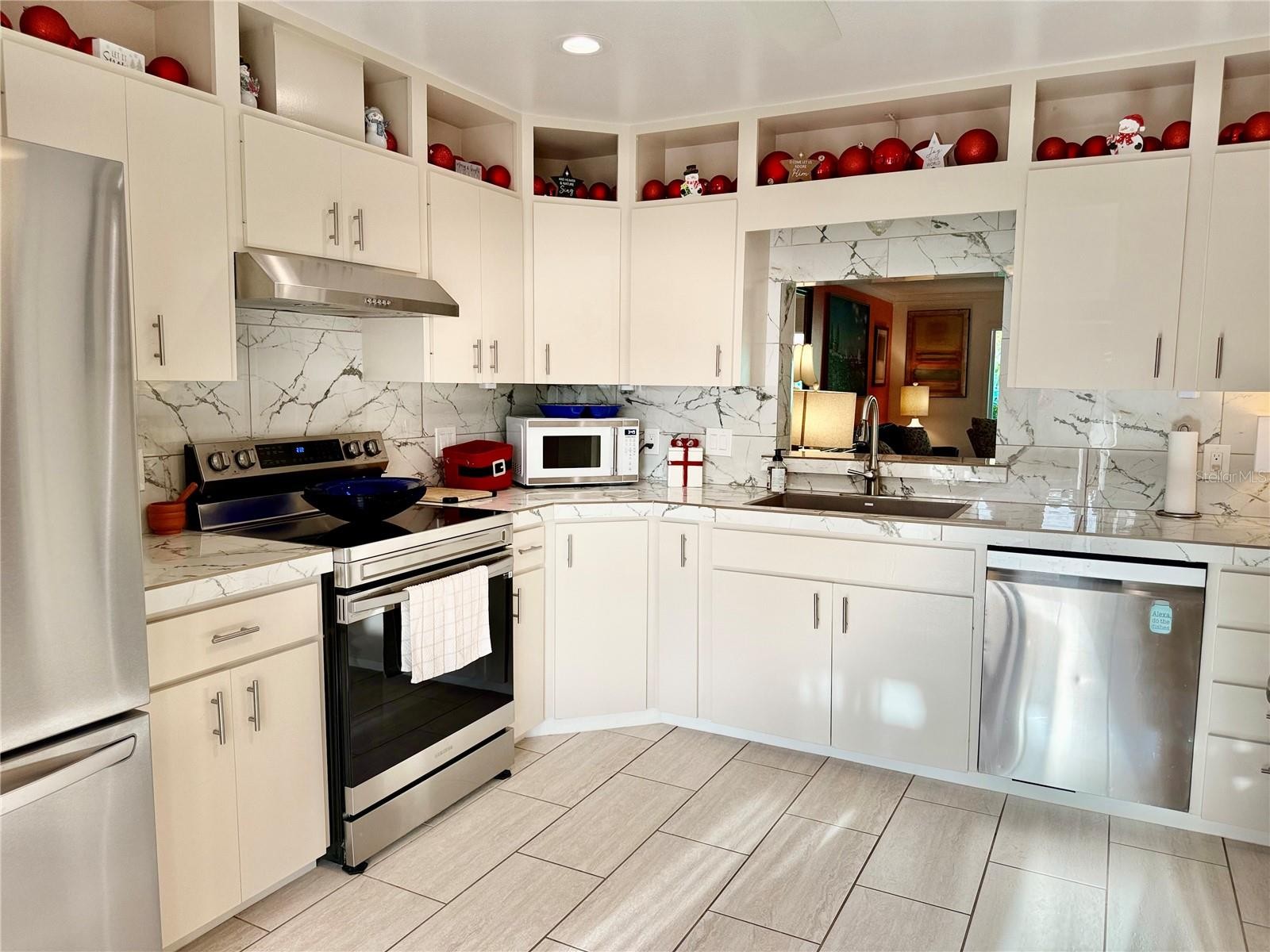 511 LAKESIDE DR #511