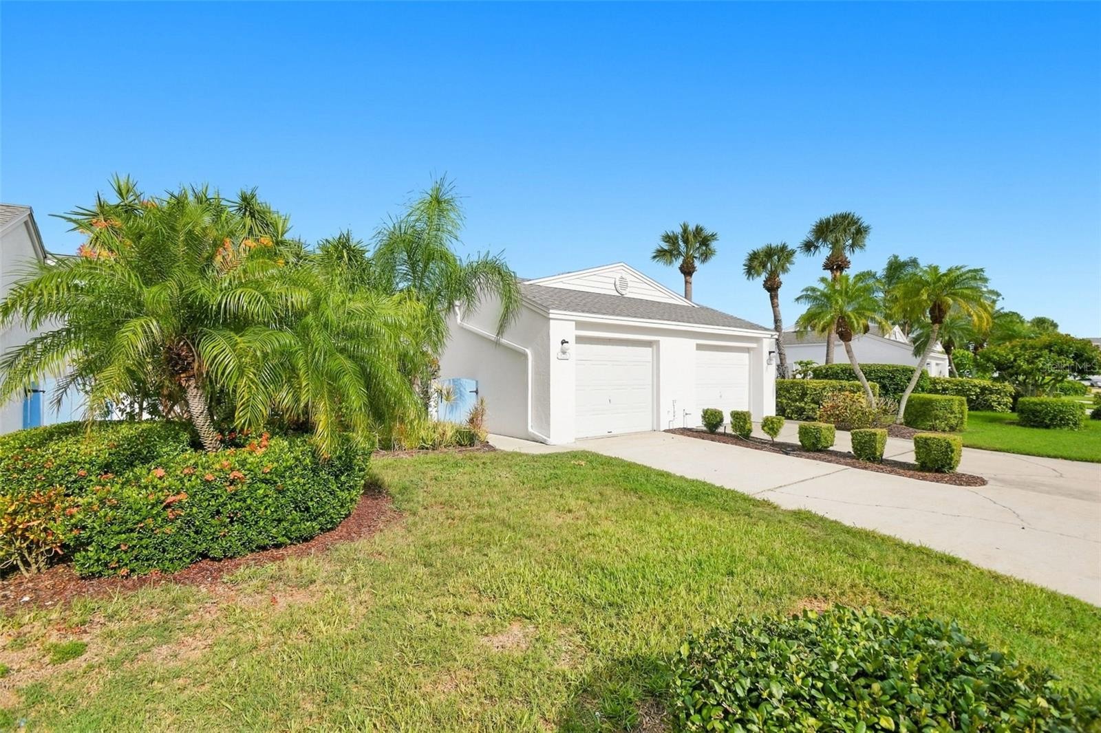 825 WATERSIDE LN