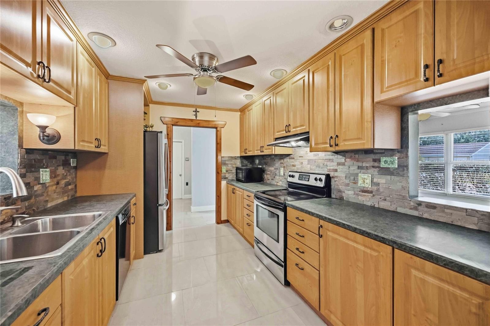 2419 ROXBURY CIR