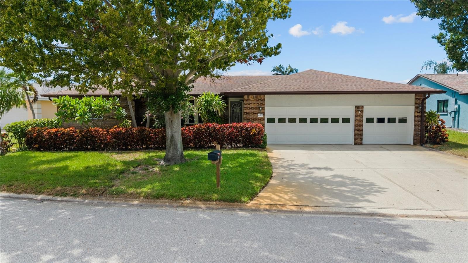 4612 CORAL LAKE DR