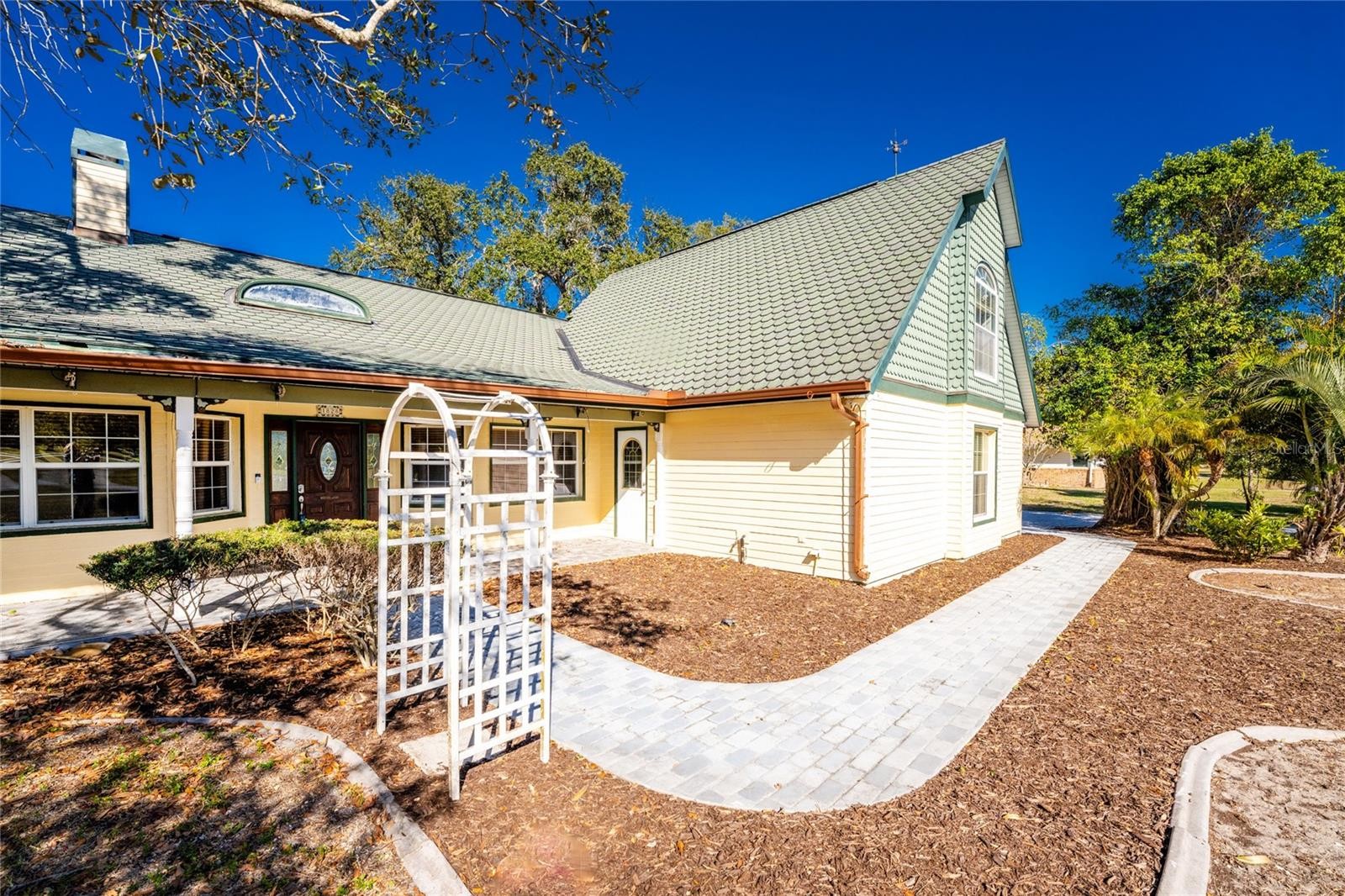 1828 WHISPERING PINES CIR