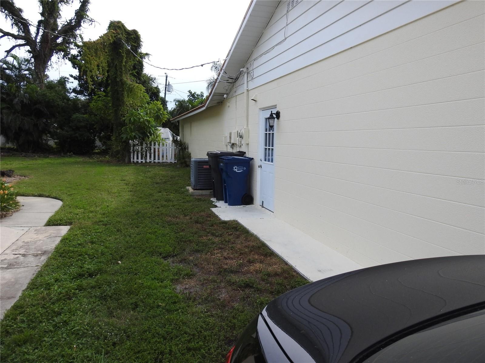 7611 SENRAB DR