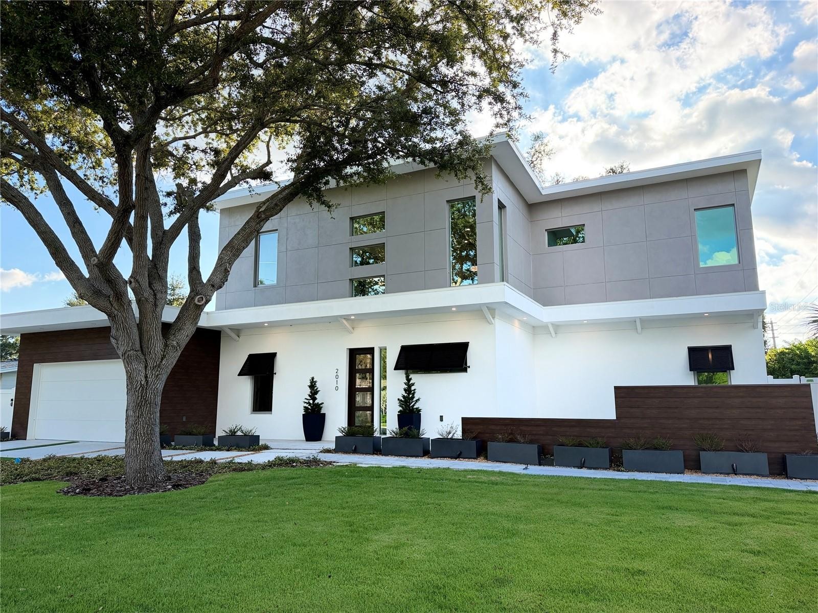 2010 HYDE PARK CIR