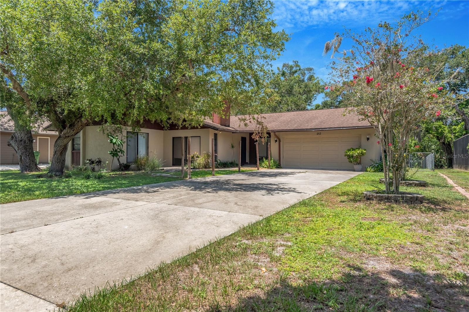 213 WHISPERING OAKS CT