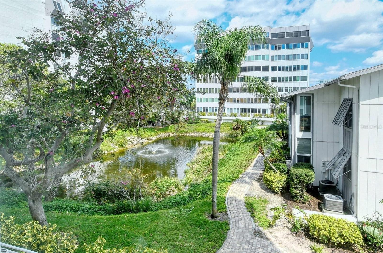 1055 W PEPPERTREE DR #207AA