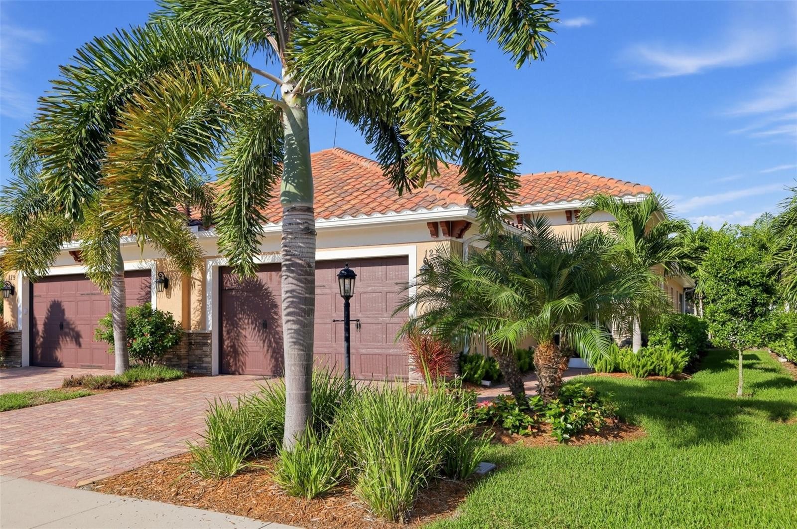 125 COLEBROOK CT