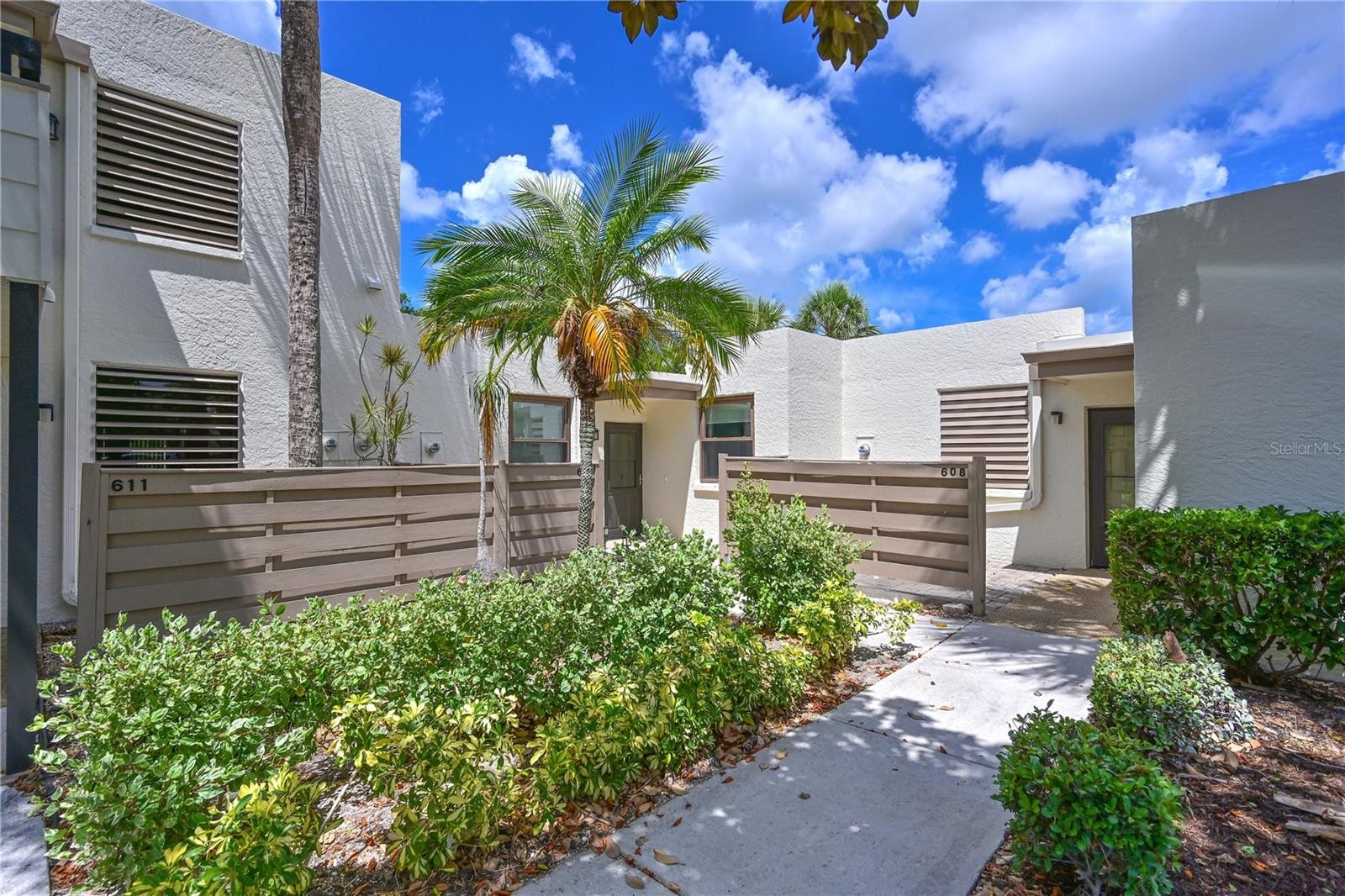 609 WOODLAWN DR