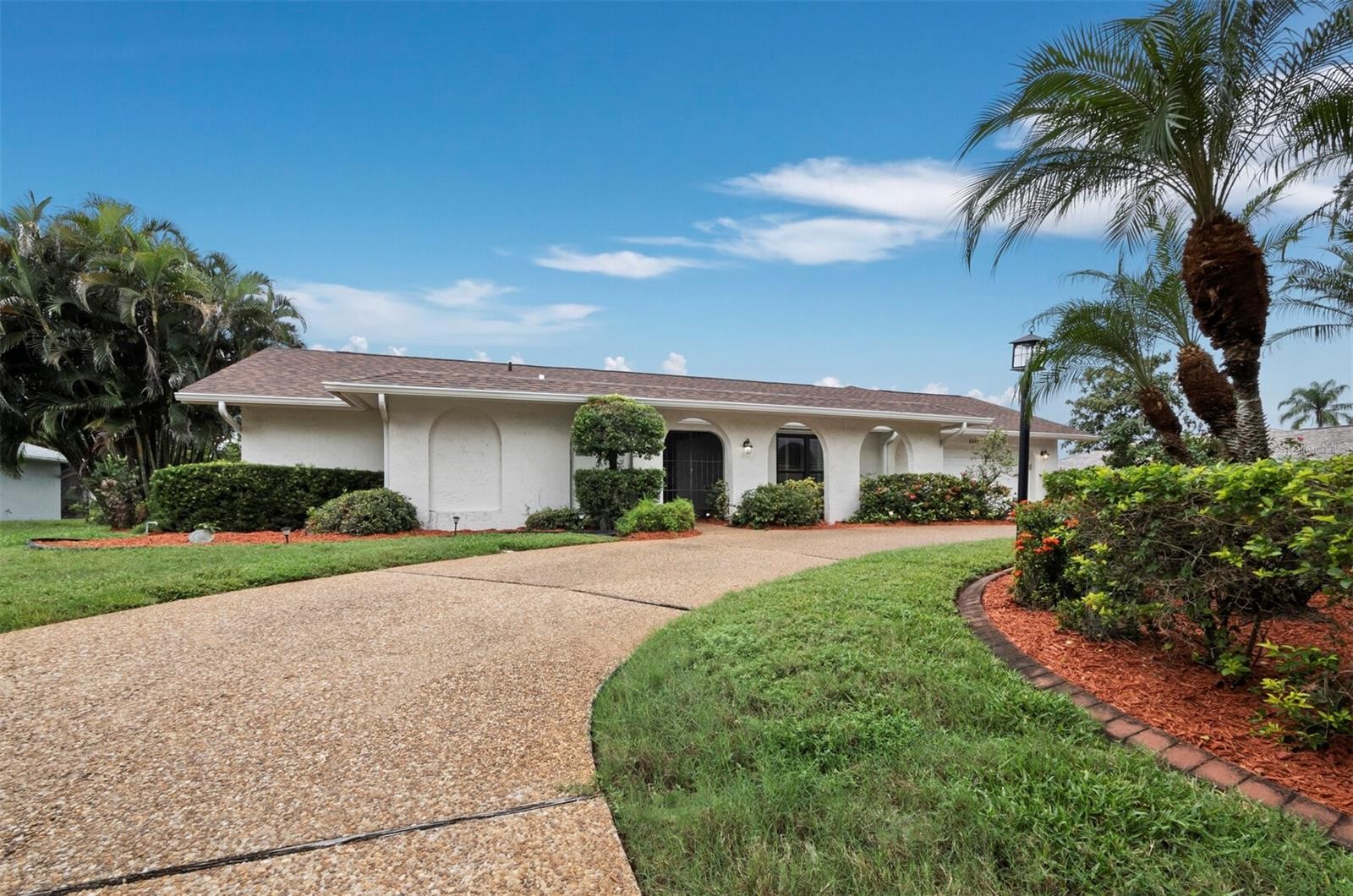 6945 COUNTRY LAKES CIR