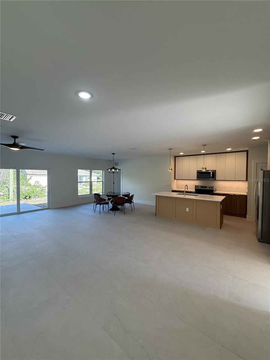 5813 REGENT RD