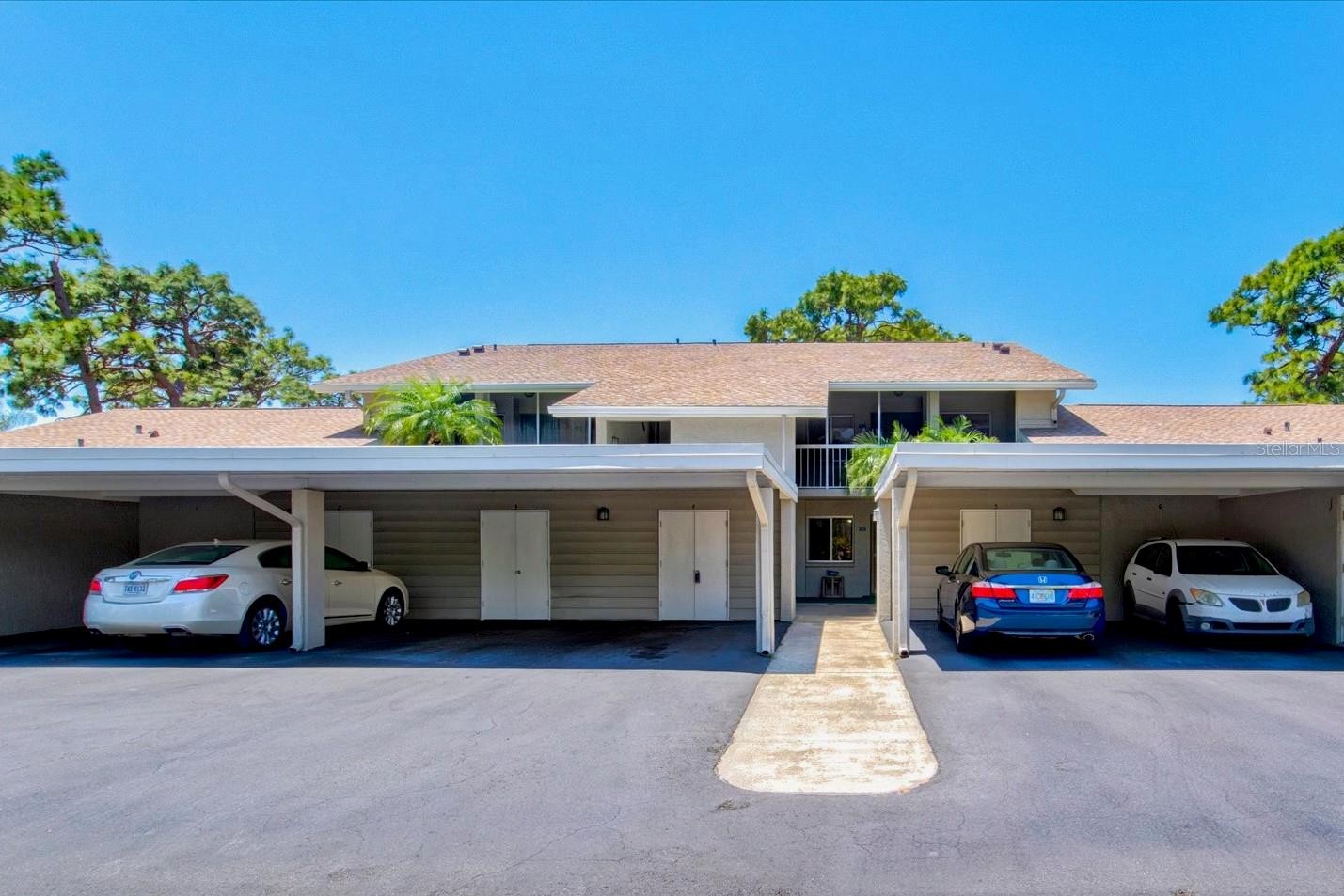 404 PINEBROOK CRES #4