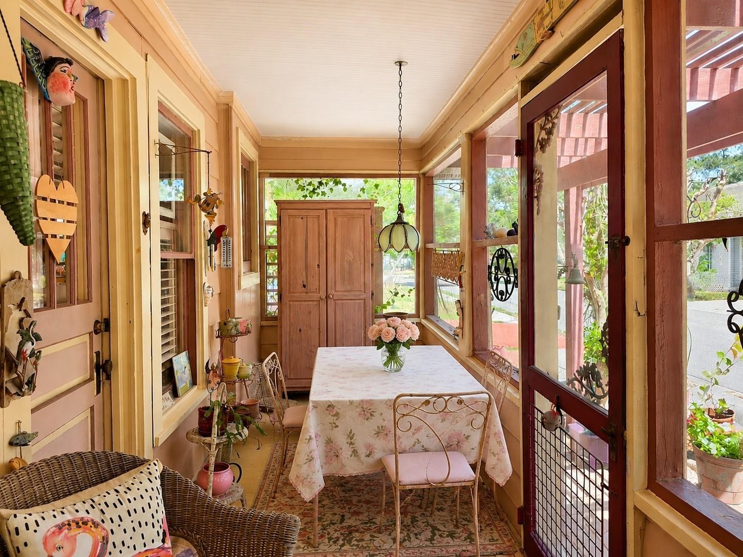 1404 ROSSLYN DR