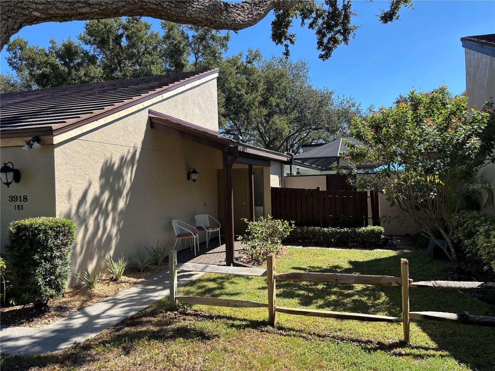 3918 GLEN OAKS MANOR DR