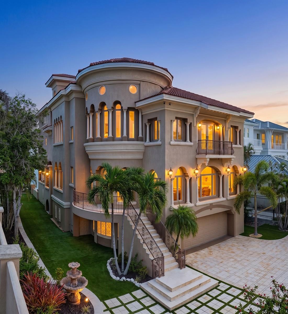 290 N WASHINGTON DR