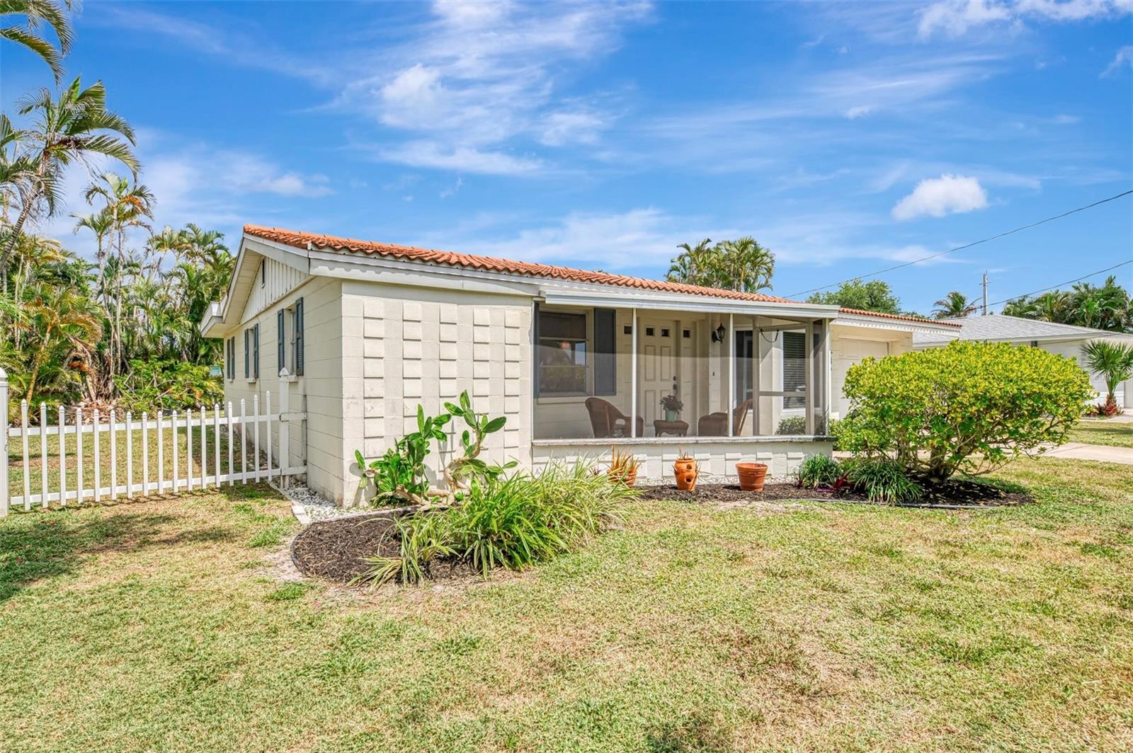 201 LYONS BAY RD