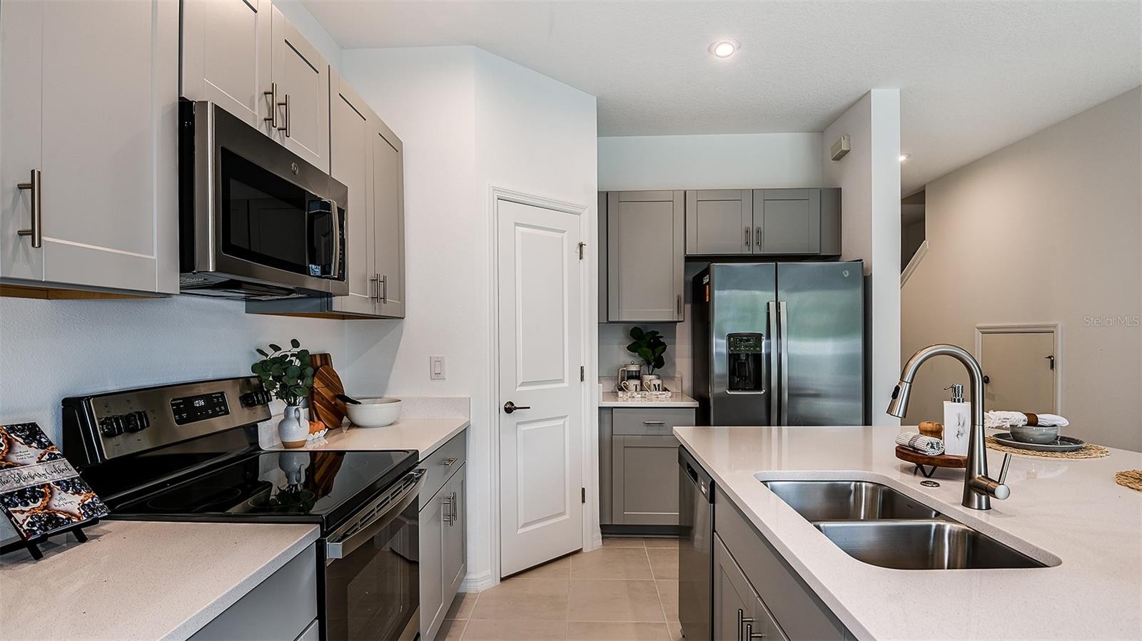 8433 LUNAR SKYE ST