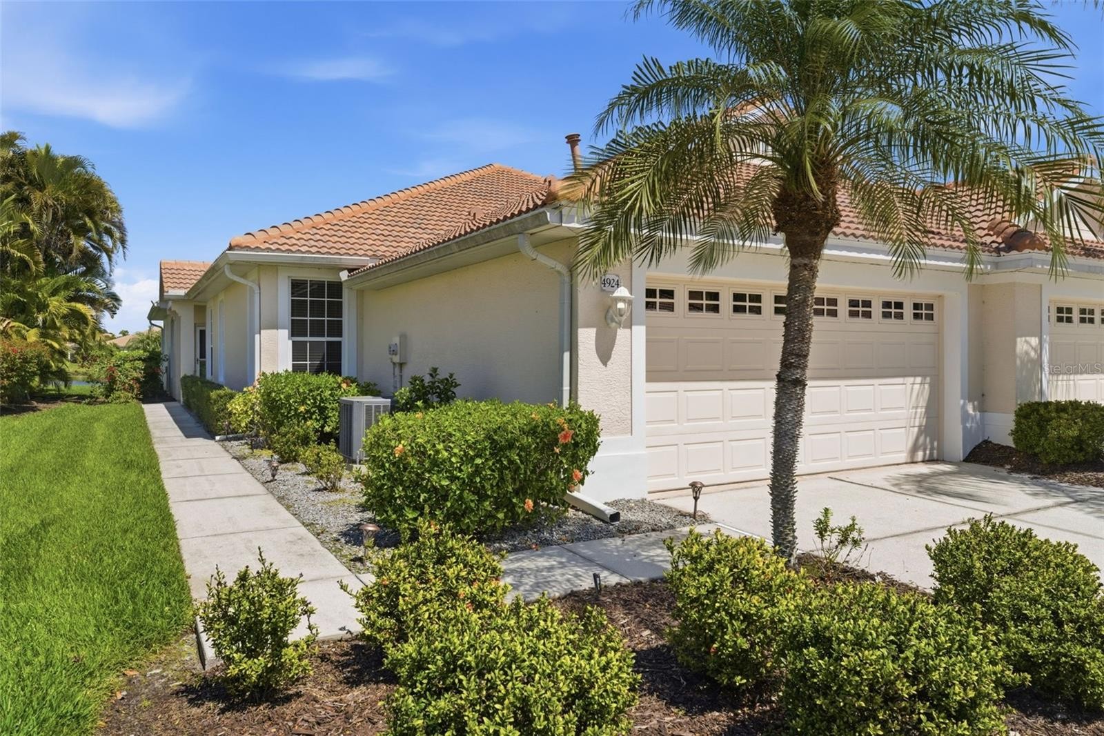 4924 WHISPERING OAKS DR