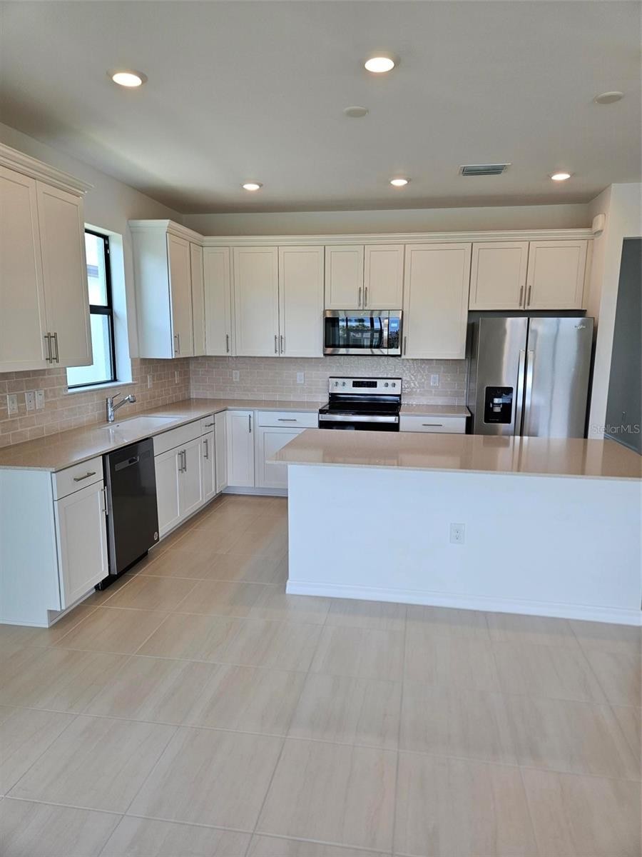 2177 LAURIFOLIA CT