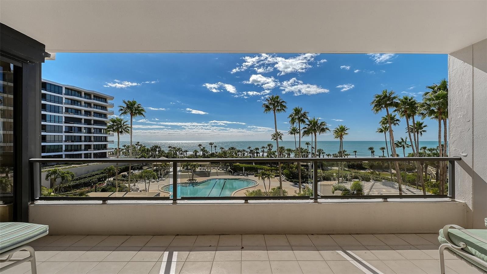 545 SANCTUARY DR #B305