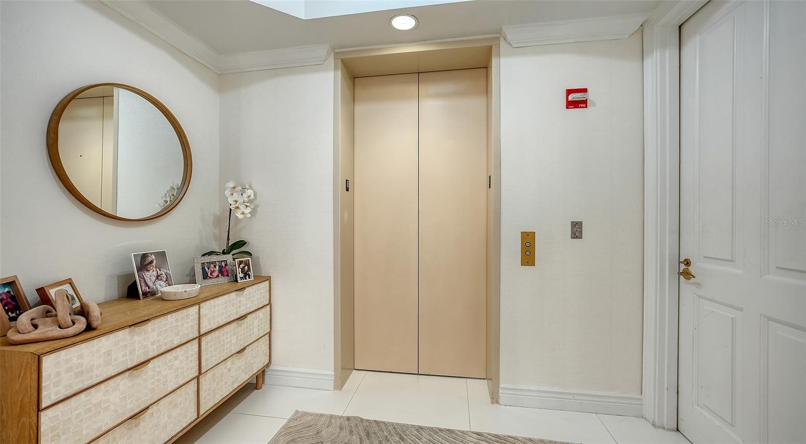 35 WATERGATE DR #806