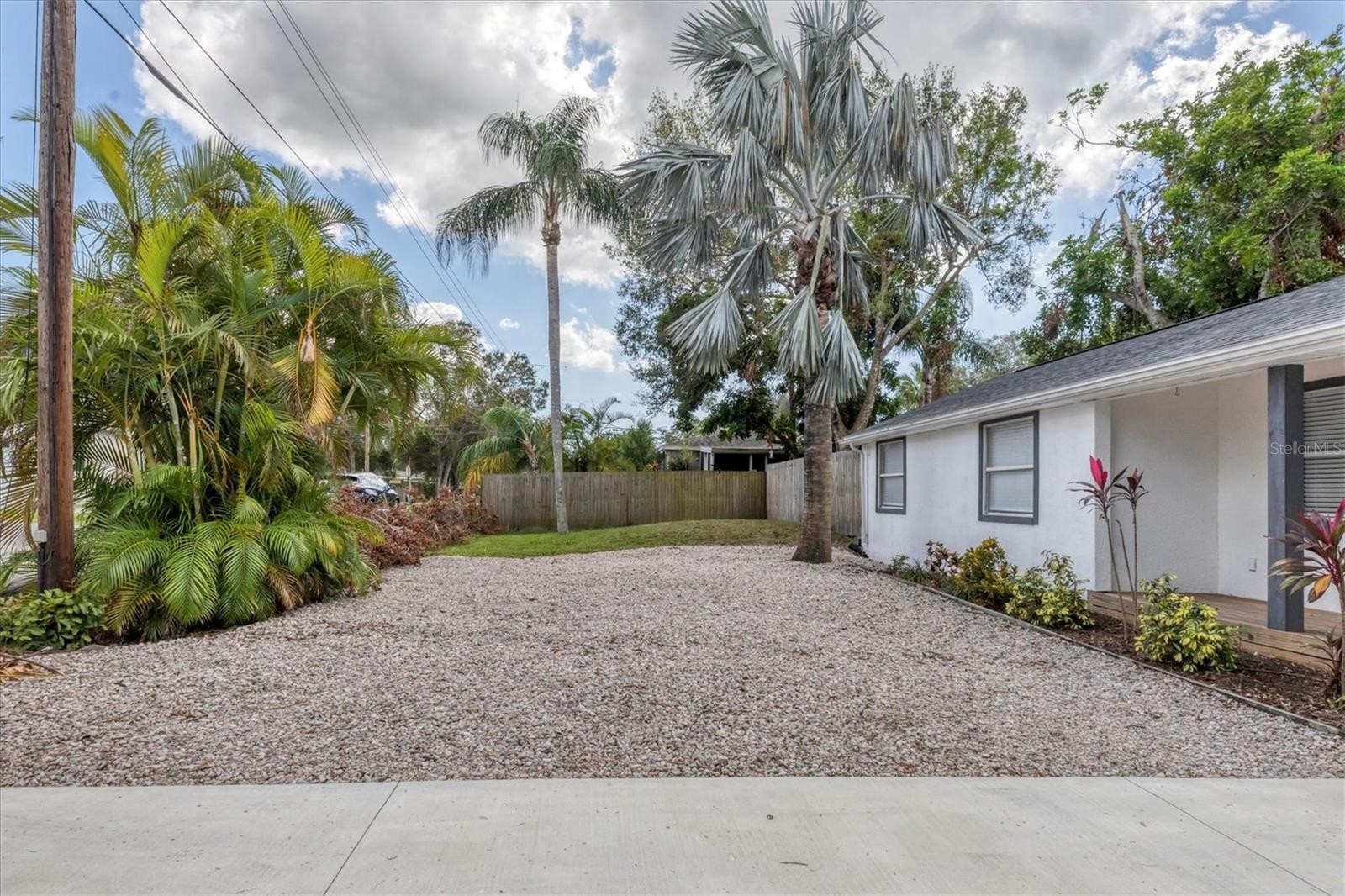 4110 IOLA DR