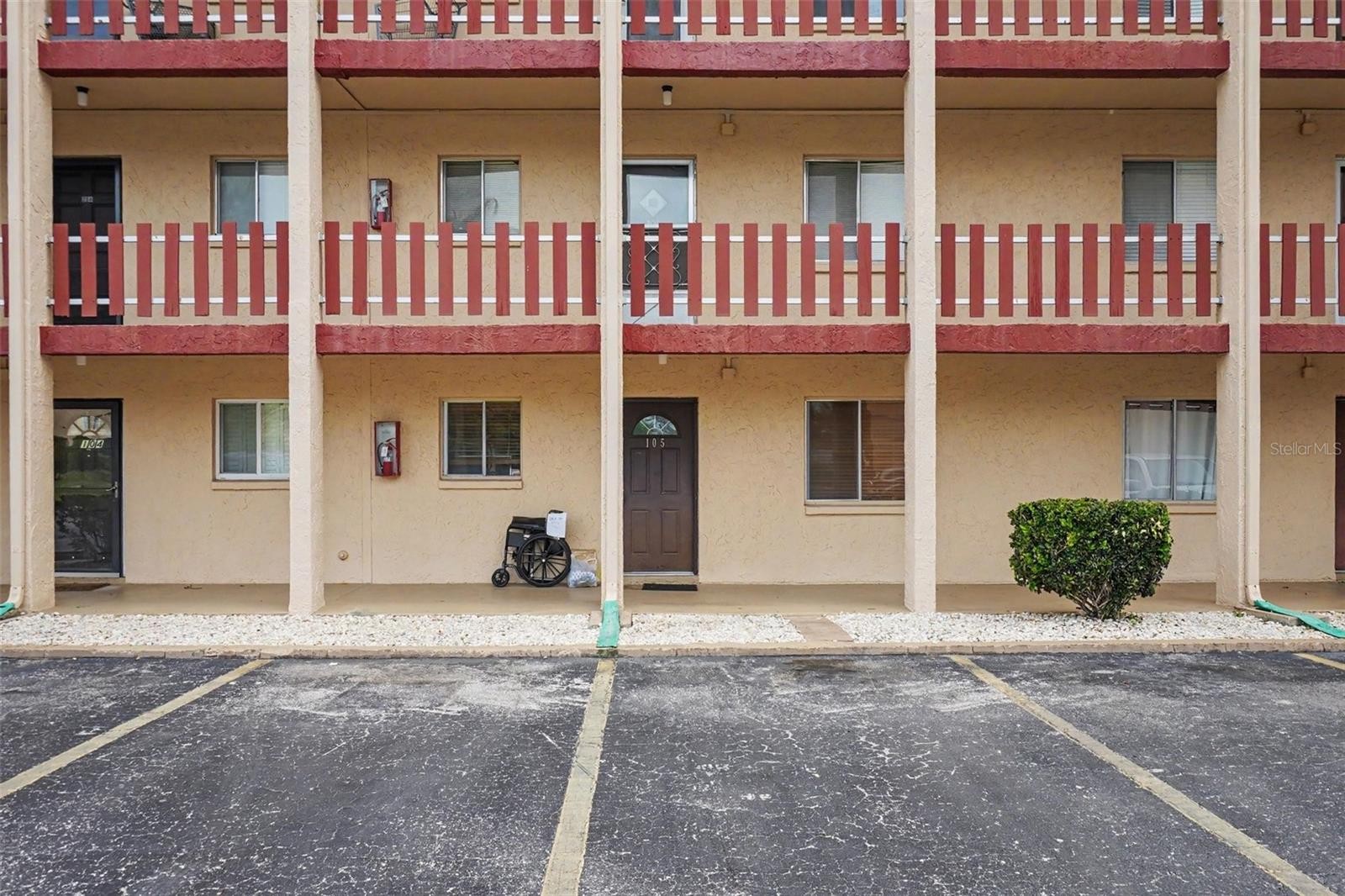 4009 LAKE BAYSHORE DR #105