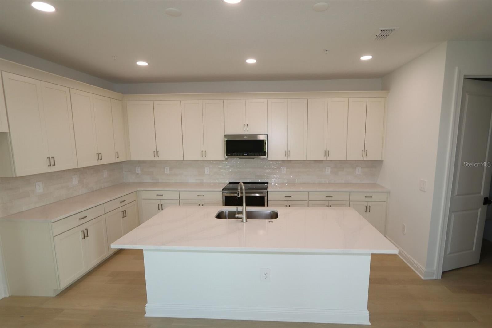 17742 BROADLEAF LOOP