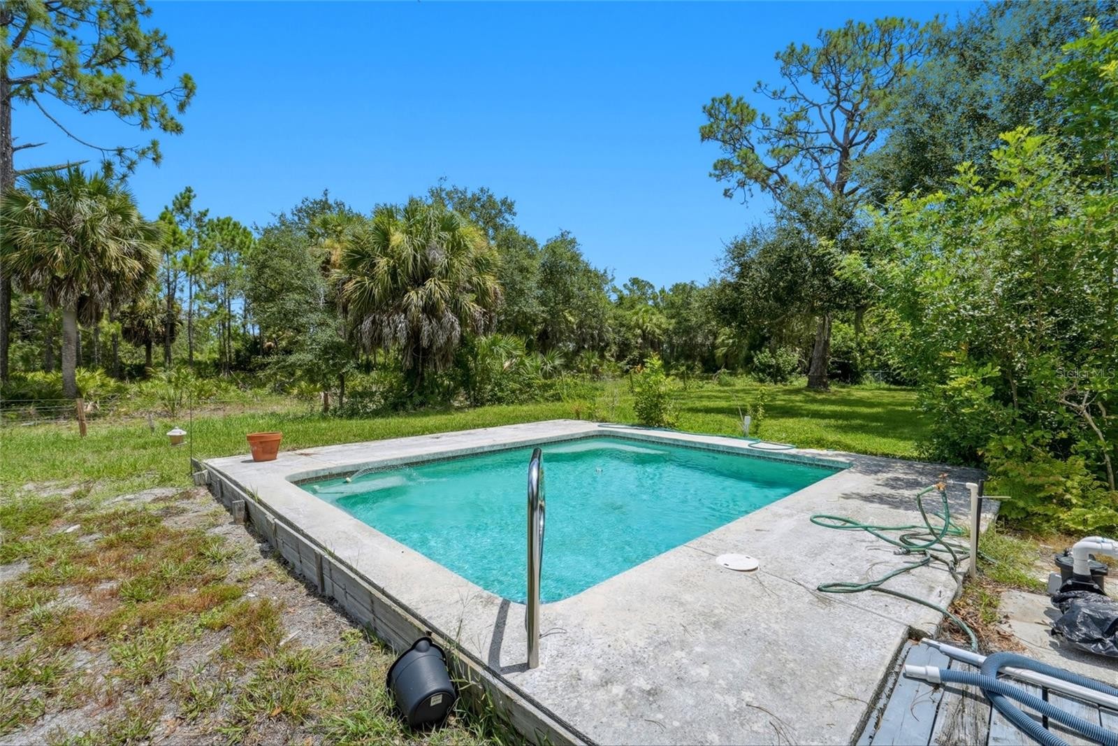 427 RUBENS DR