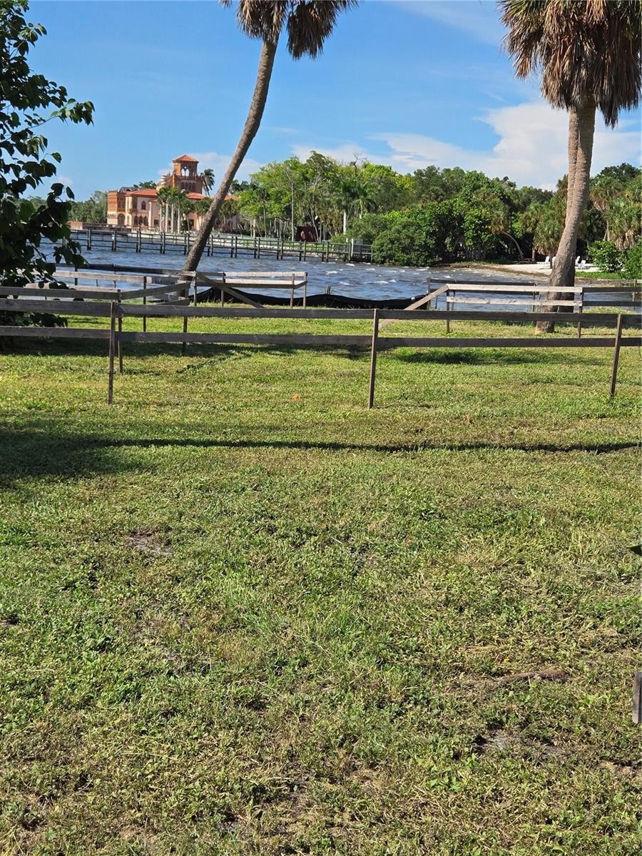337 N SHORE DR