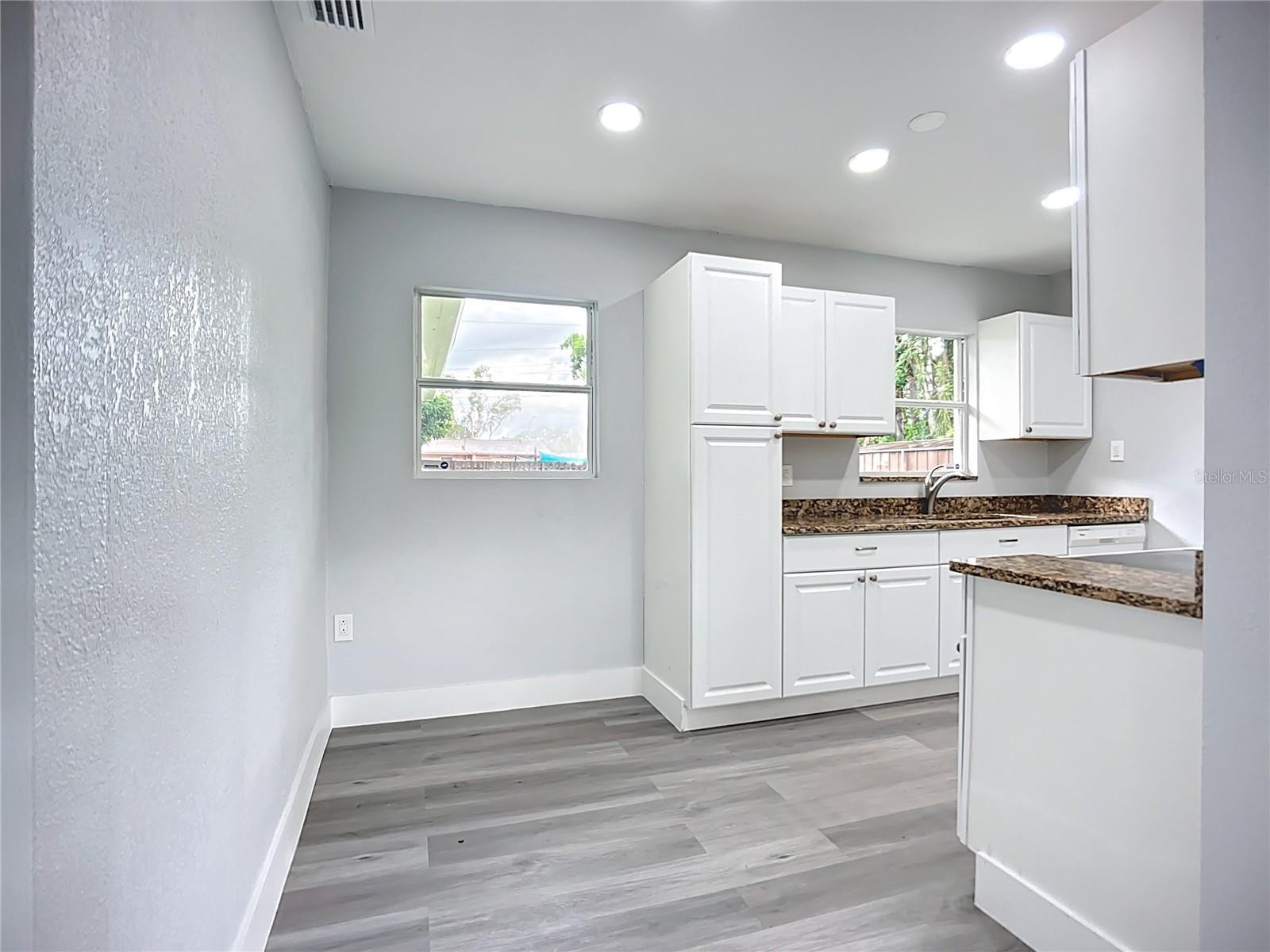 2105 N ALLENDALE AVE