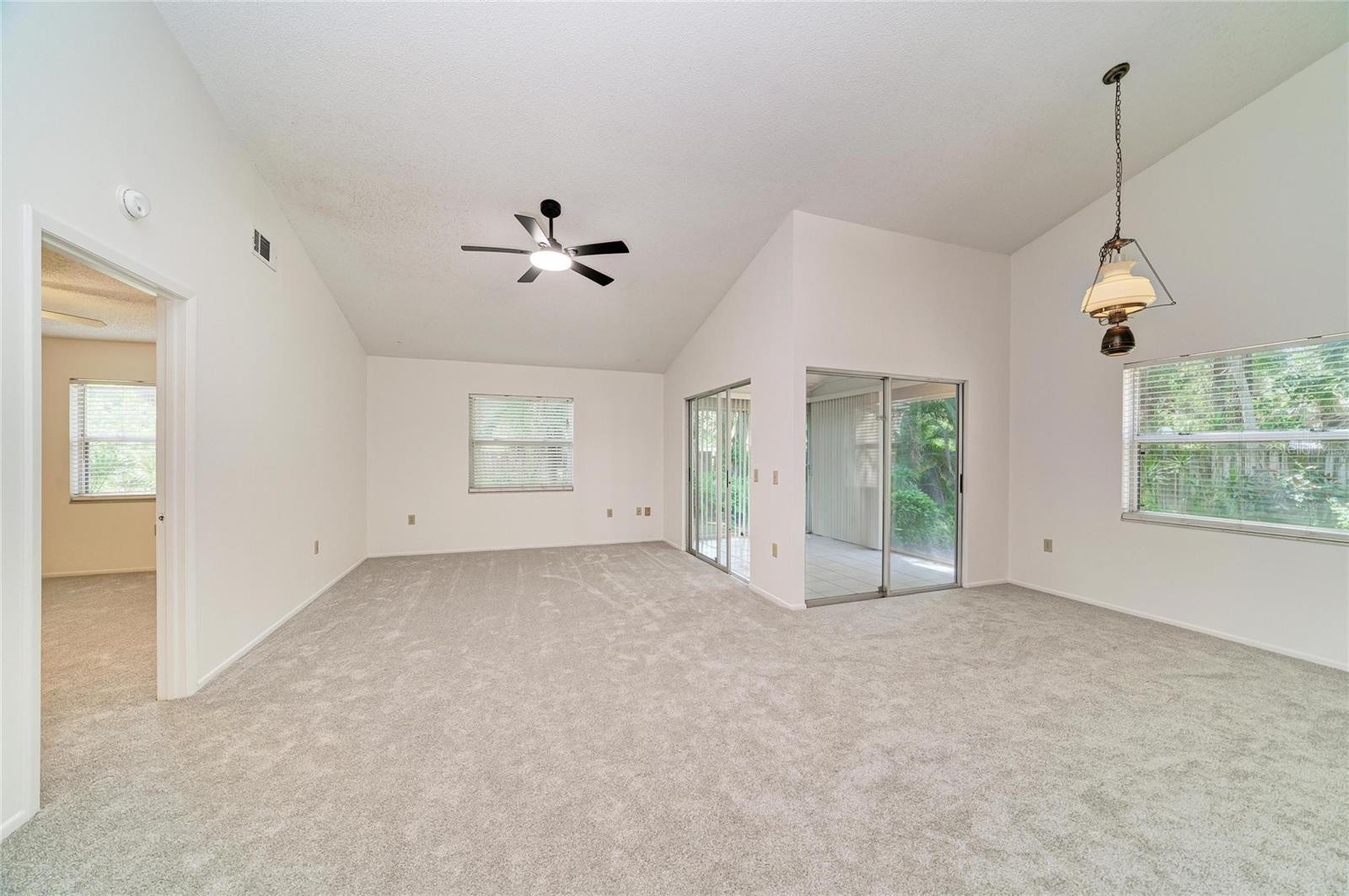 4863 VILLAGE GARDENS DR #186
