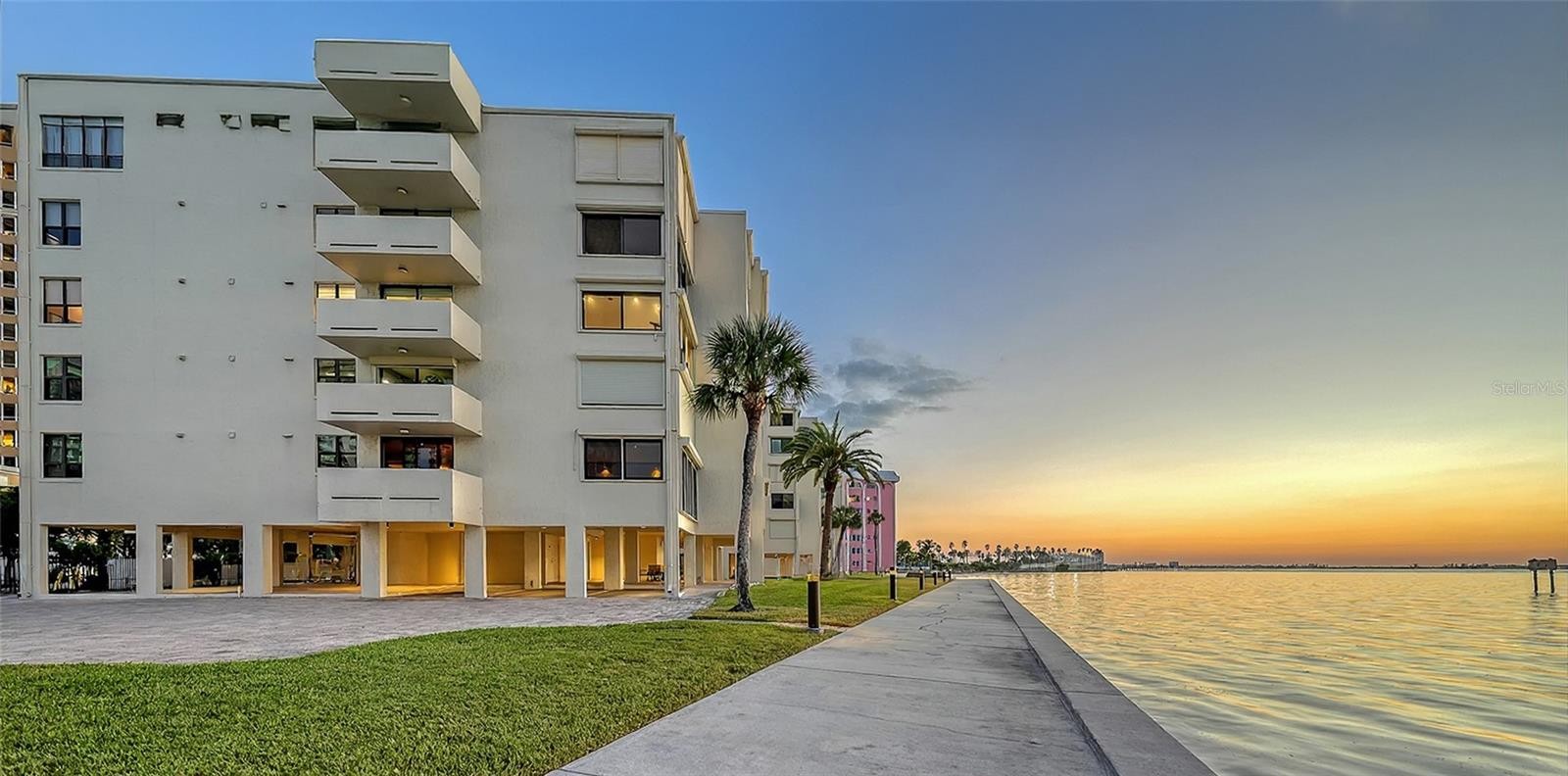 101 SUNSET DR #103