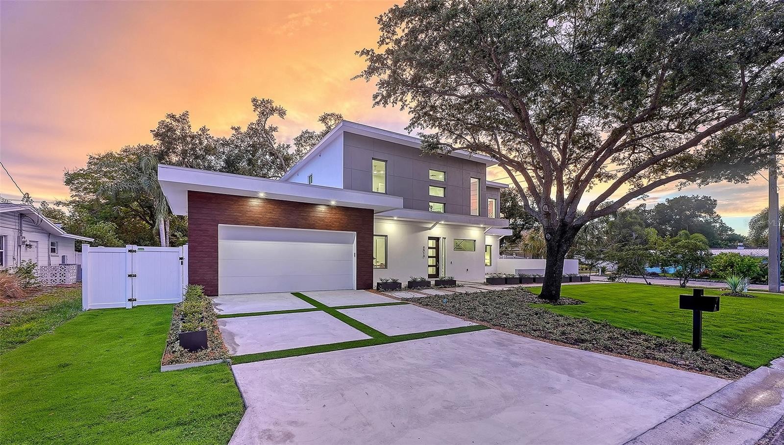 2010 HYDE PARK CIR