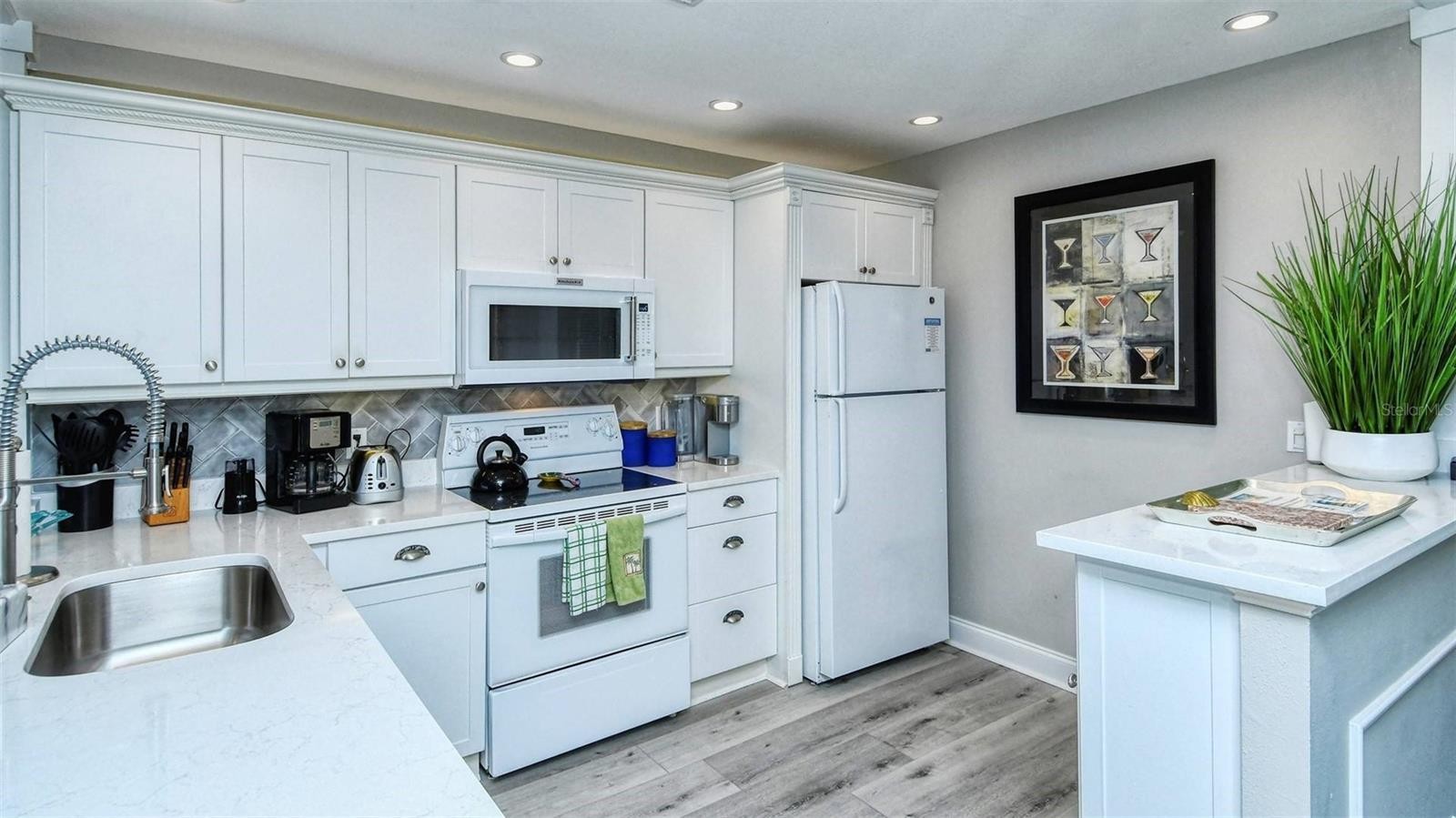 1255 E PEPPERTREE DR #305