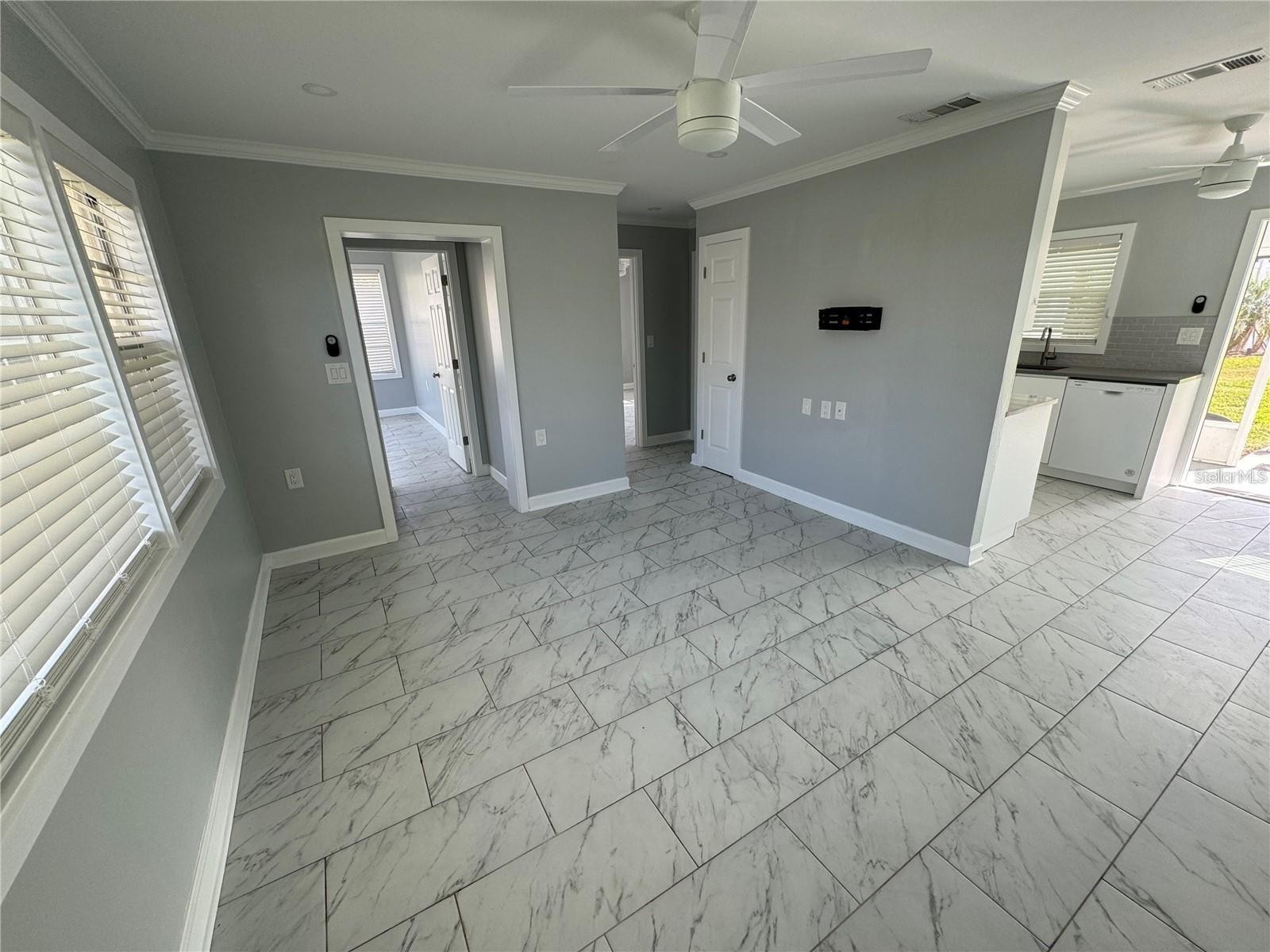 301 COLONIA LN W