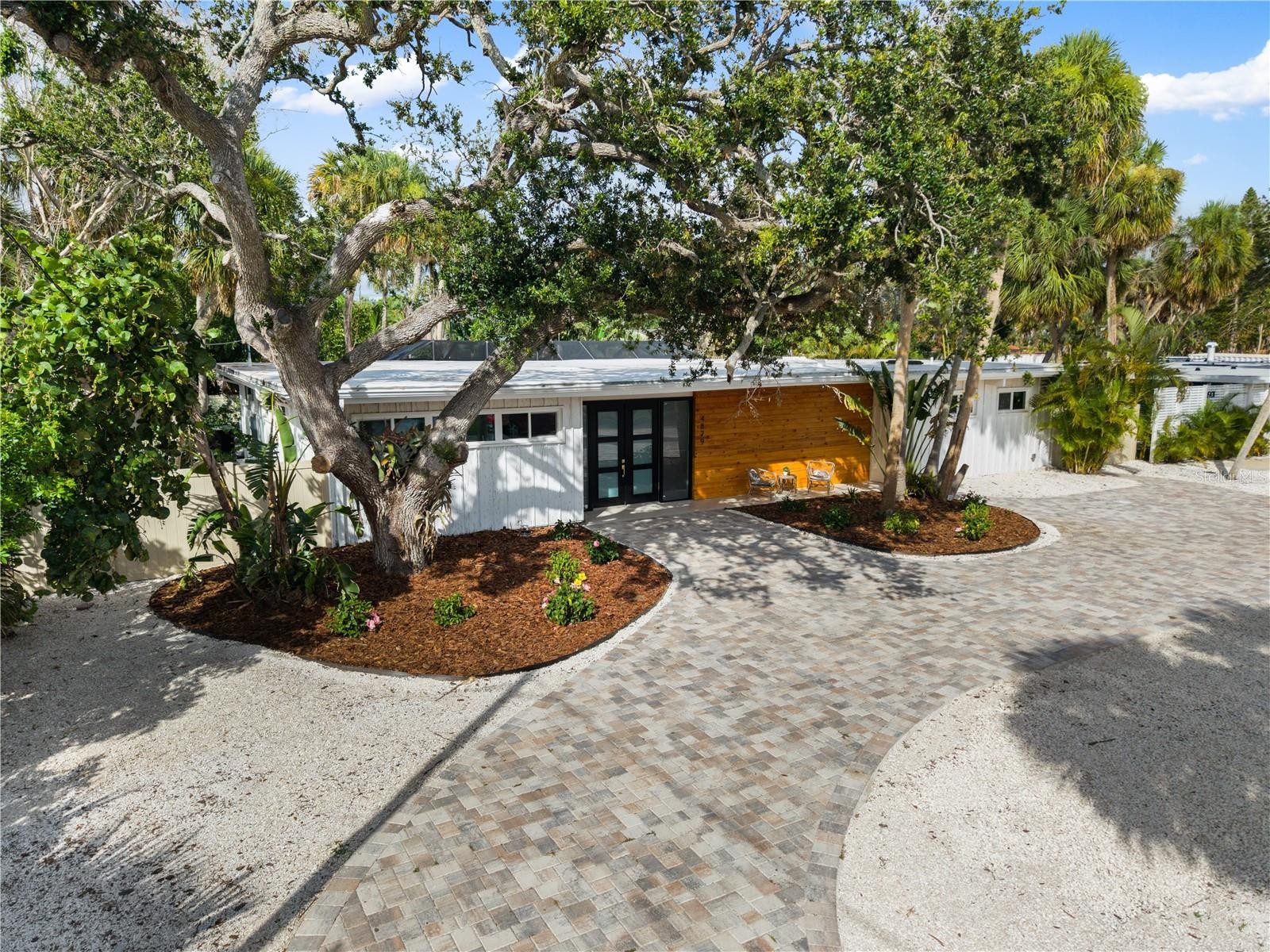 4879 COMMONWEALTH DR