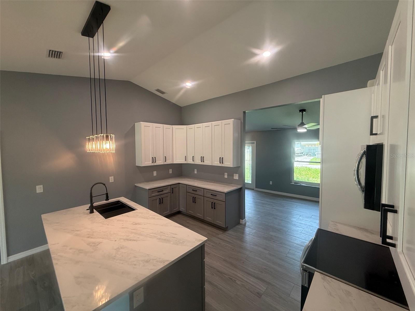 2190 PENGUIN LN