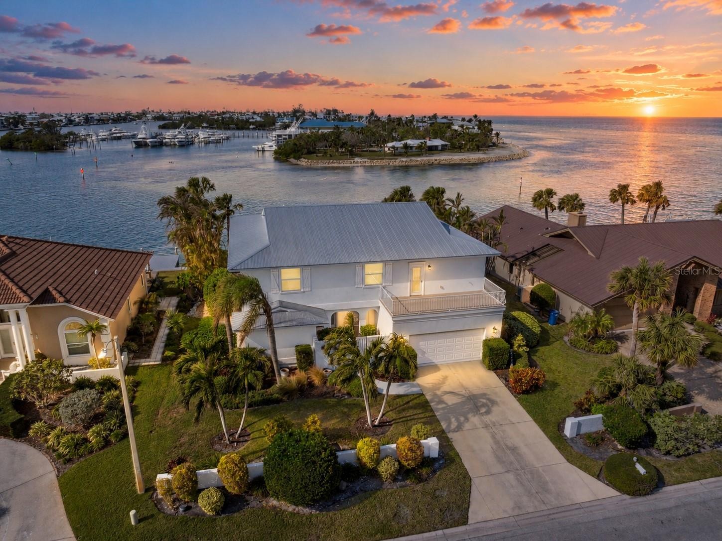 727 KEY ROYALE DR