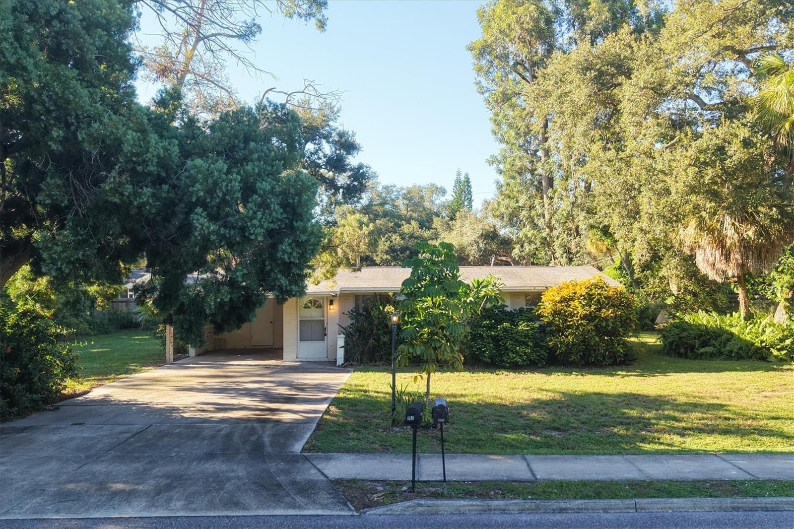 260 SHAMROCK DR