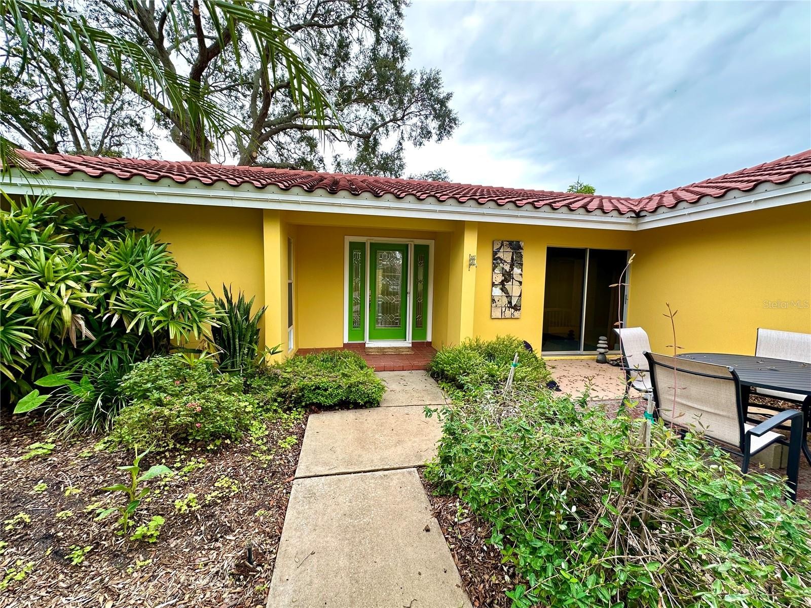 1883 RIVIERA CIR