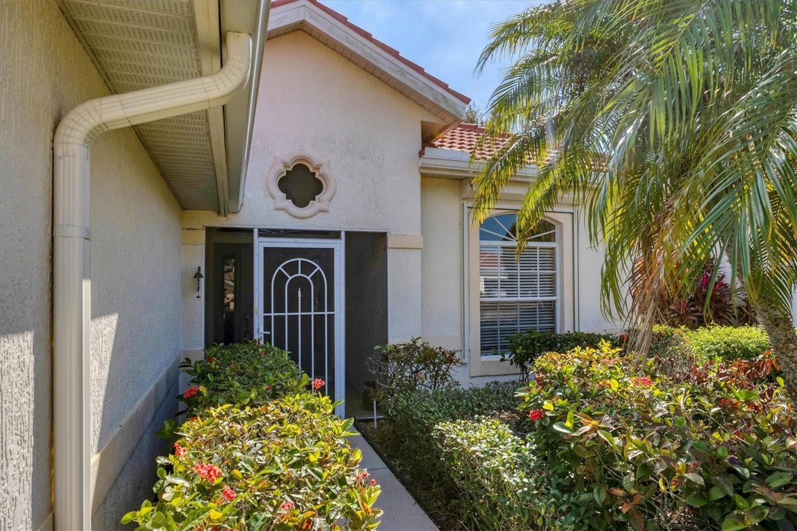 446 PINEWOOD LAKE DR