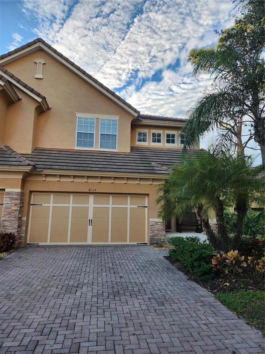 8119 VILLA GRANDE CT