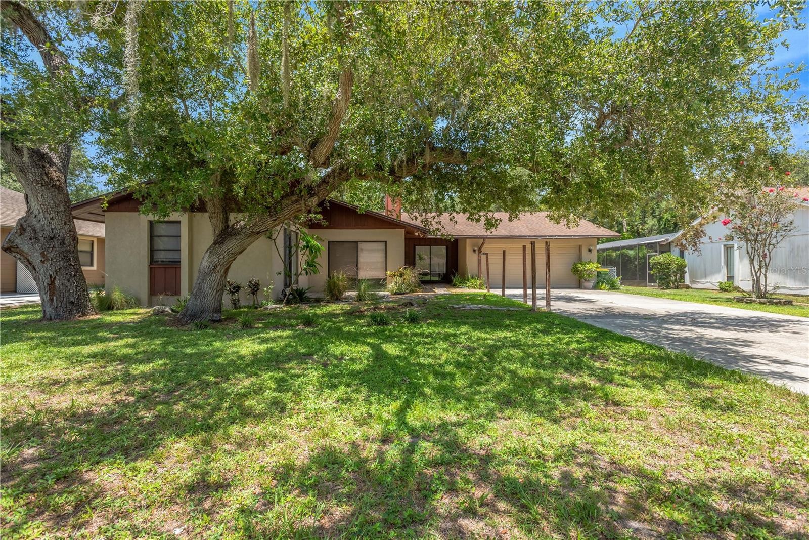 213 WHISPERING OAKS CT