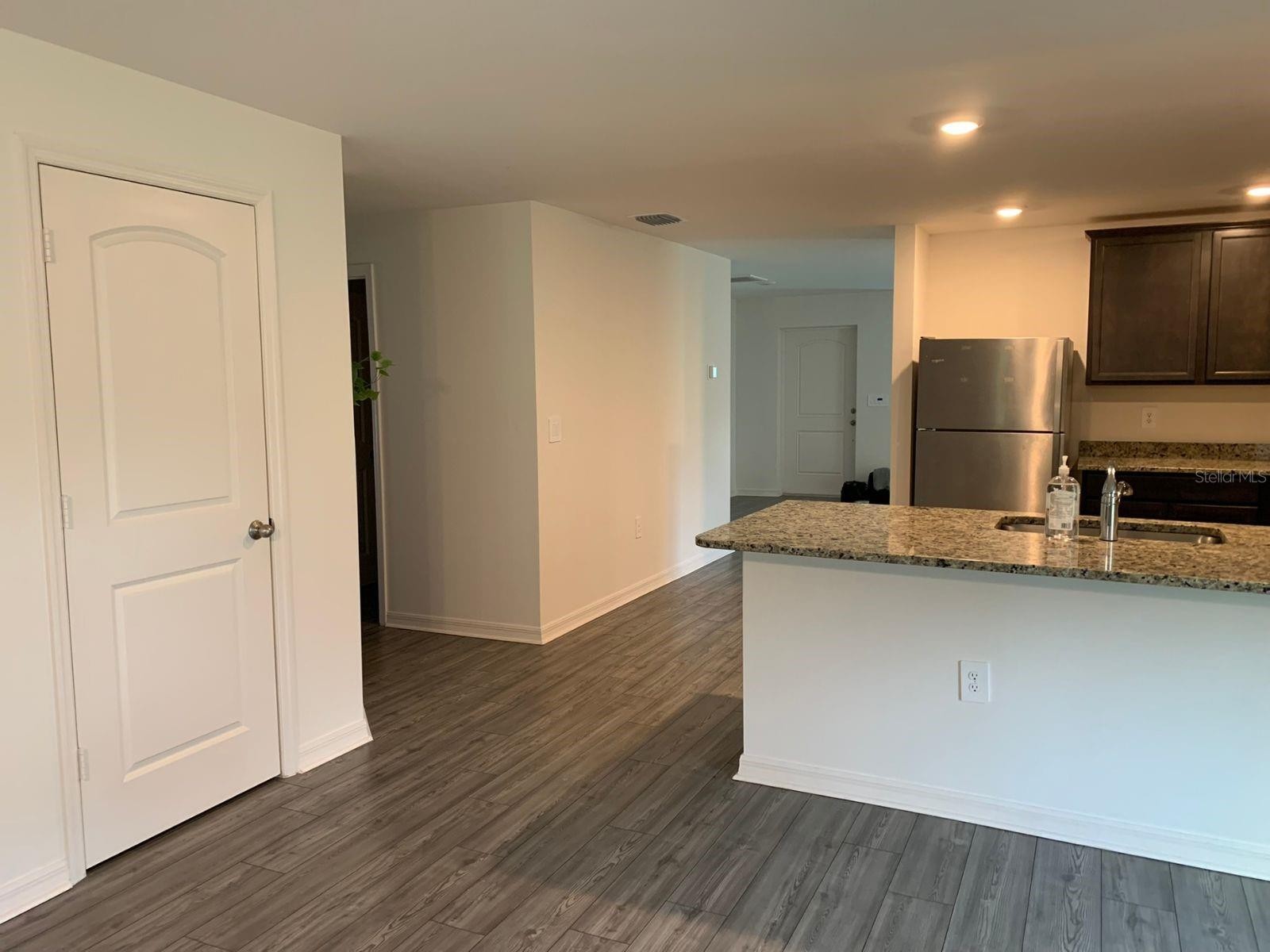 2082 S CHAMBERLAIN BLVD