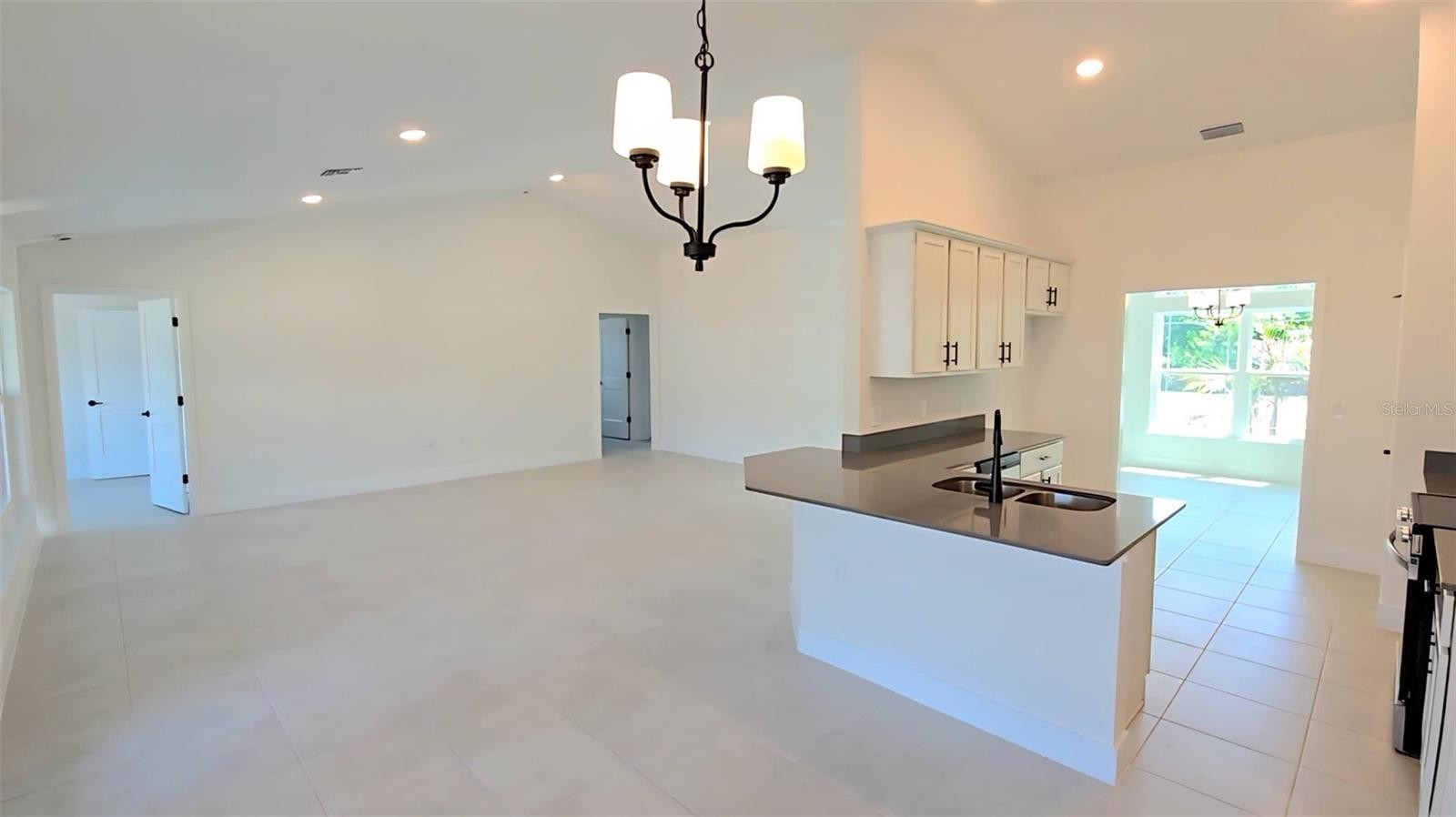 4157 N CHAMBERLAIN BLVD