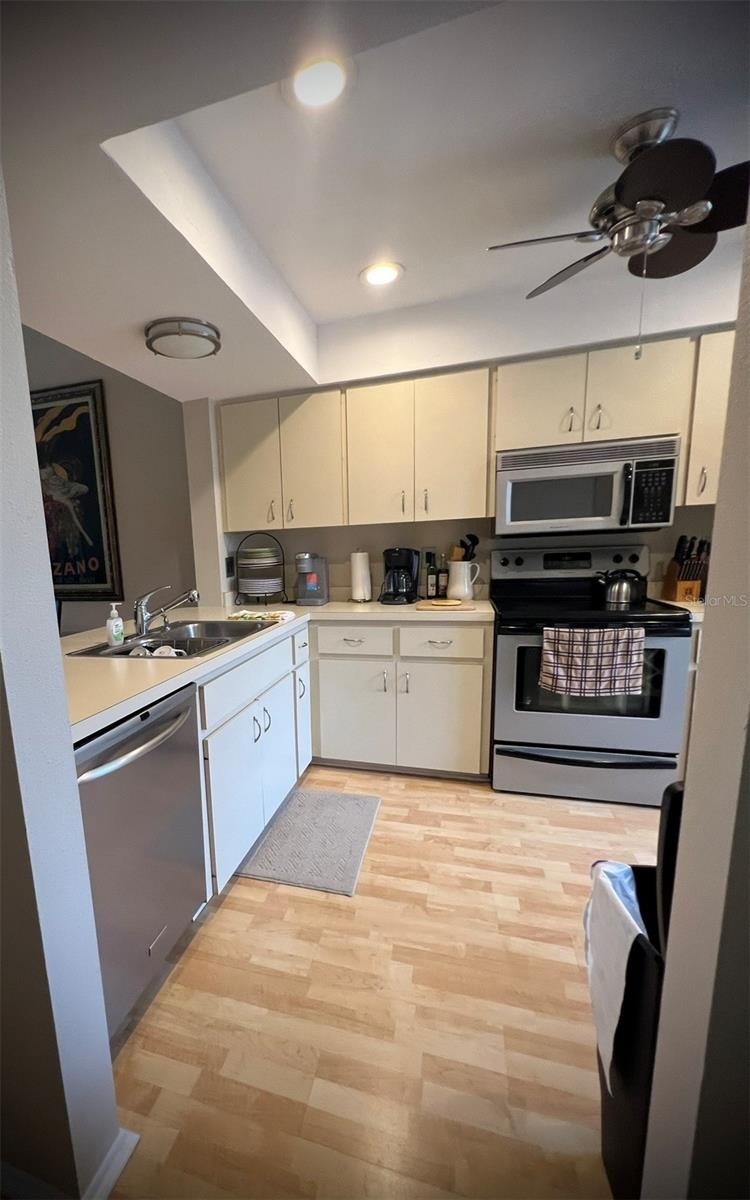 4570 WEYBRIDGE #32