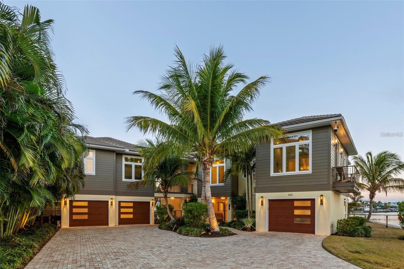 242 OAK AVE