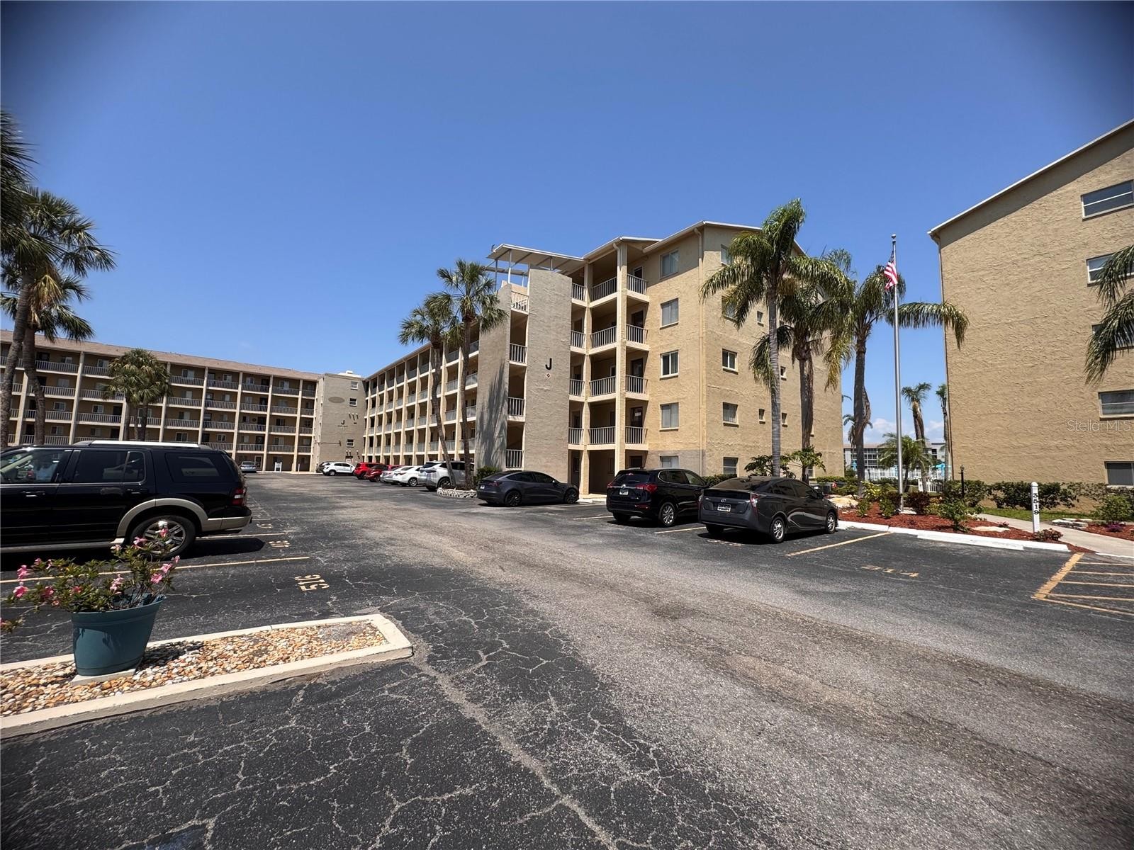 3647 LAKE BAYSHORE DR #J416