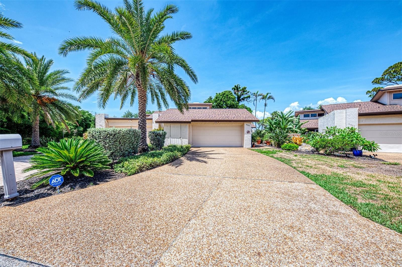 5903 LA VISTA LN