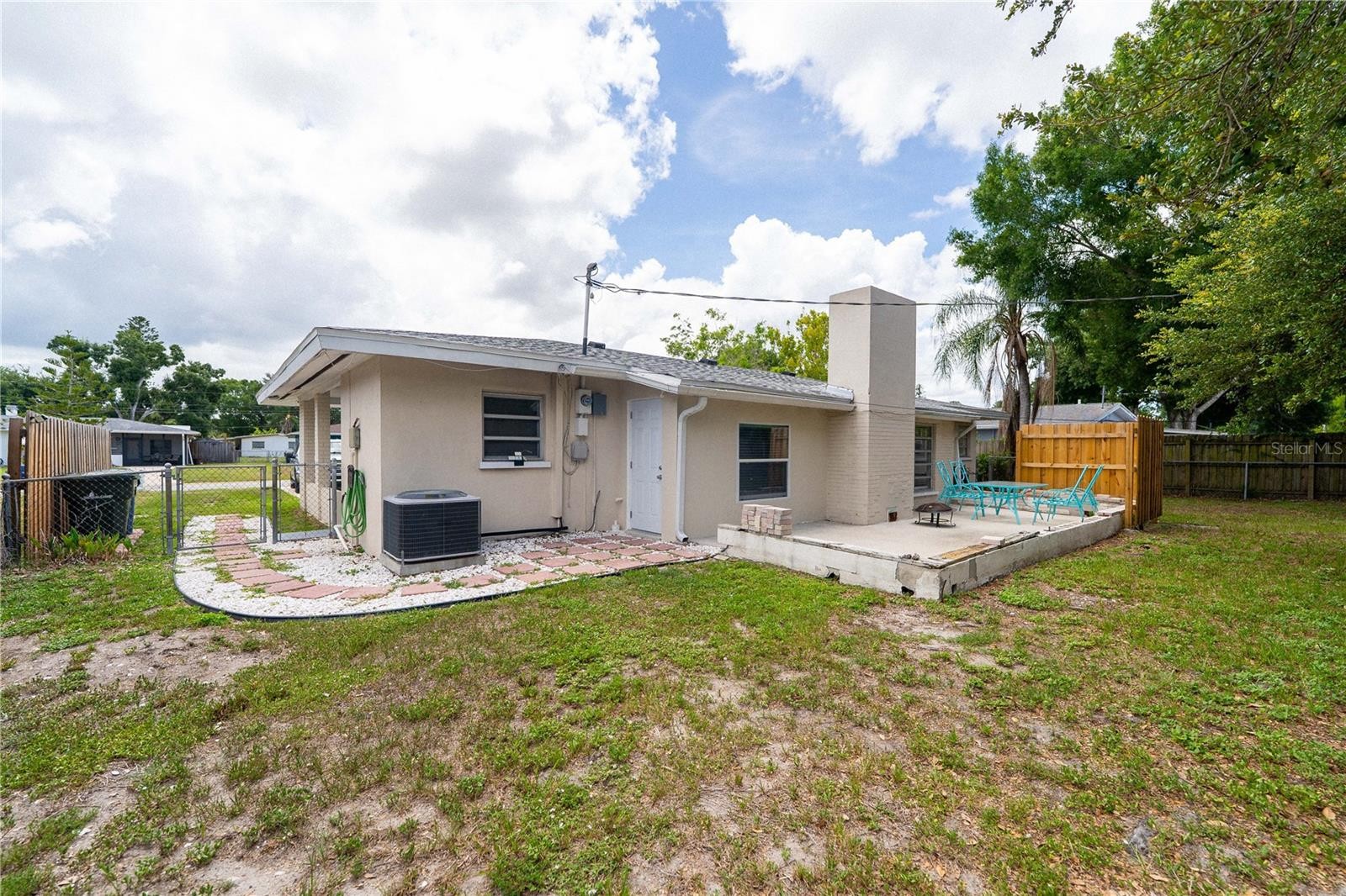1915 DUDLEY PL