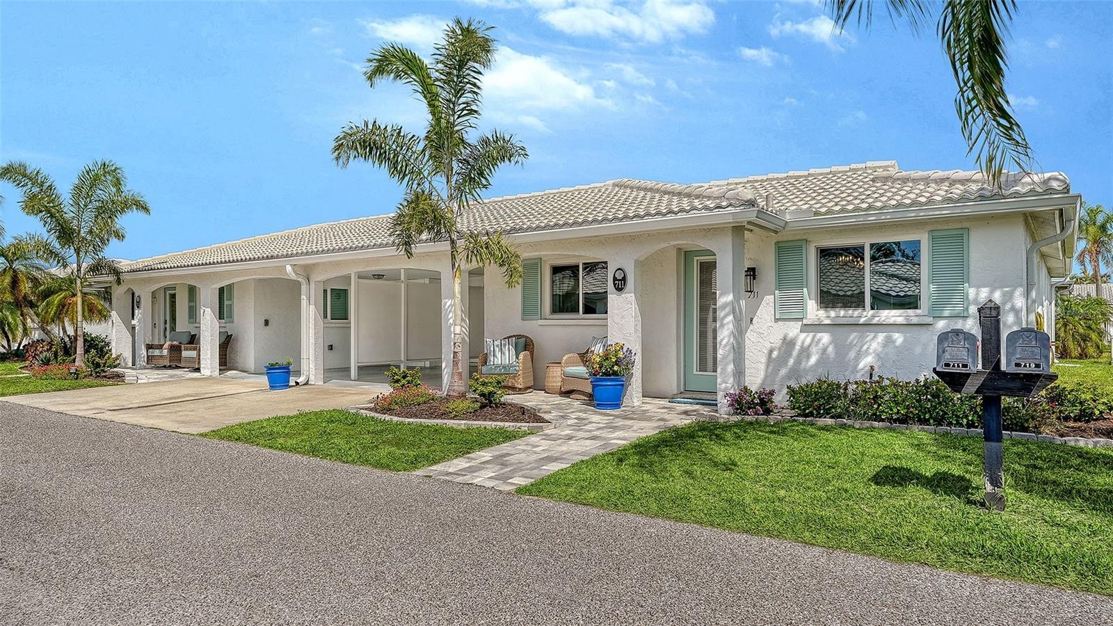 711 SPANISH DR S